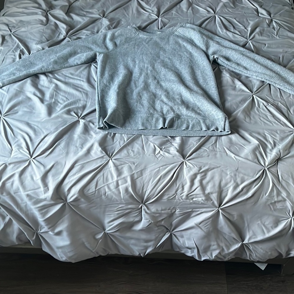 medium size gray crew neck